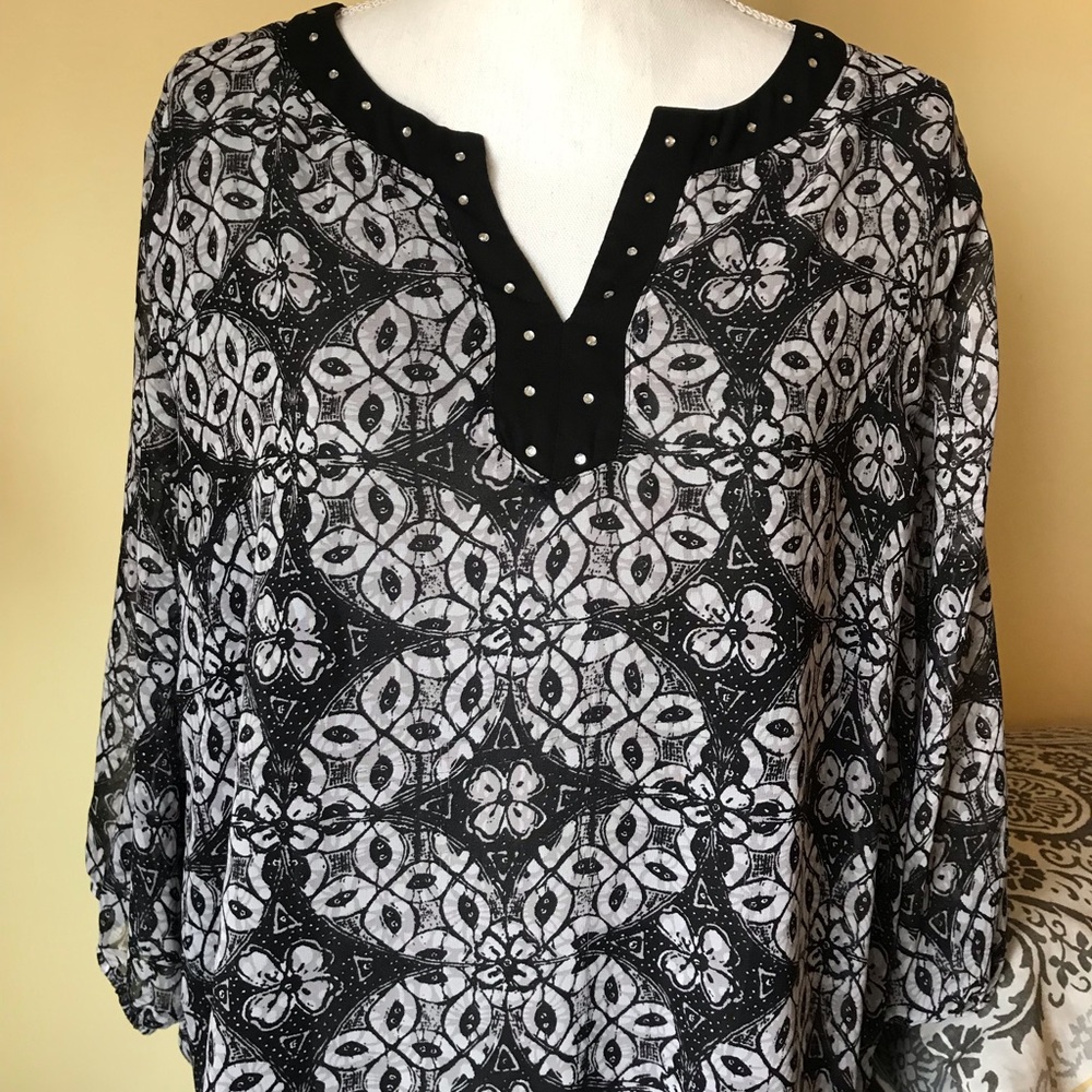 Black and white Kathy Daniels blouse
